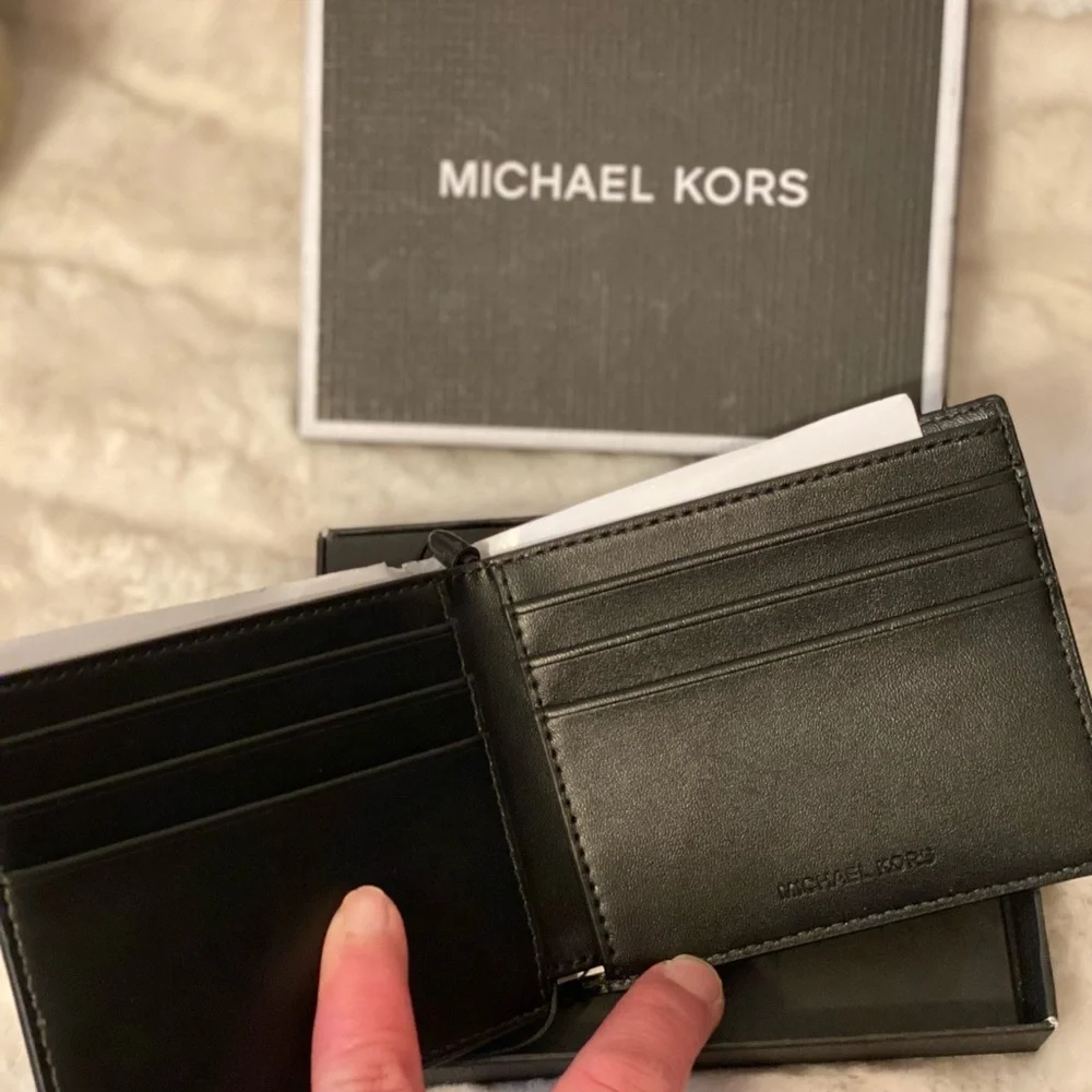 ✨🆕✨Brand New Michael Kors Slim Billfold Wallet